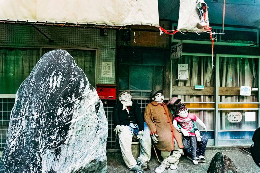 Bu köye gelenler gözlerine inanamıyor: Tüyler ürperten manzara! Hepsi yetişkin insan boyutlarında 23